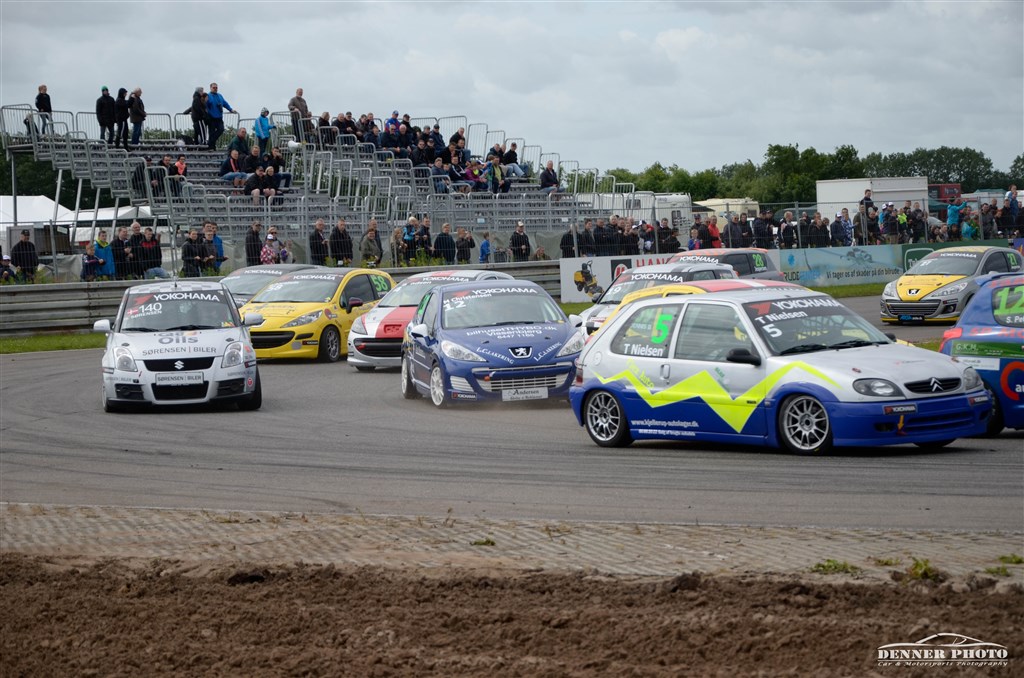 Tue Nielsen havde masser af succes til Grand Prix Danmark, samt sidste gang klassen var på Padborg Park, indtil gearkassen lavede problemer. Her i tæt kamp med Steffen Petersen, Dennis Bannergård, Morten Christensen, Henrik Sørensen m.fl.
(Foto: Denner Photo)
